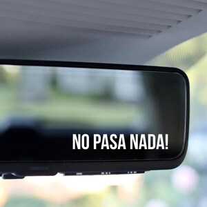 No Pasa Nada バックミラーデカール - ミニマルなカーテキストステッカー - スペイン語の引用ラベル