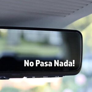 No Pasa Nada バックミラーデカール - ミニマルなカーテキストステッカー - スペイン語の引用ラベル
