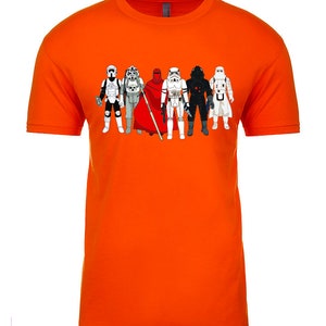Puede incluir: Camiseta naranja con un gr&aacute;fico de personajes de Star Wars, incluyendo Darth Vader, Stormtroopers y Boba Fett.