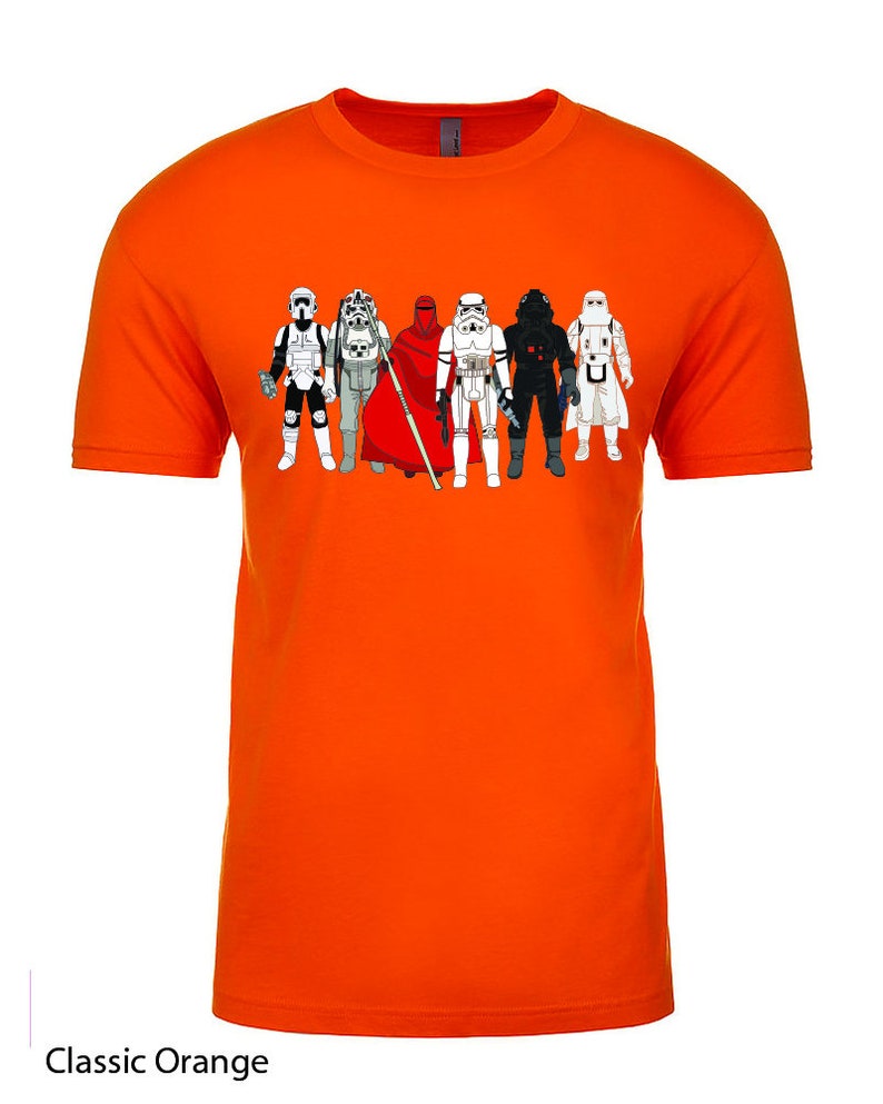 Puede incluir: Camiseta naranja con un gr&aacute;fico de personajes de Star Wars, incluyendo Darth Vader, Stormtroopers y Boba Fett.
