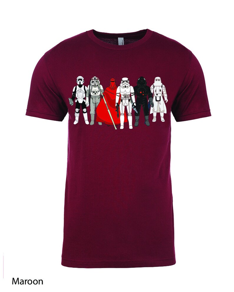 Puede incluir: Una camiseta de color granate con un gr&aacute;fico de seis personajes de Star Wars, incluyendo un Stormtrooper, un Trooper Rebelde y Darth Vader.
