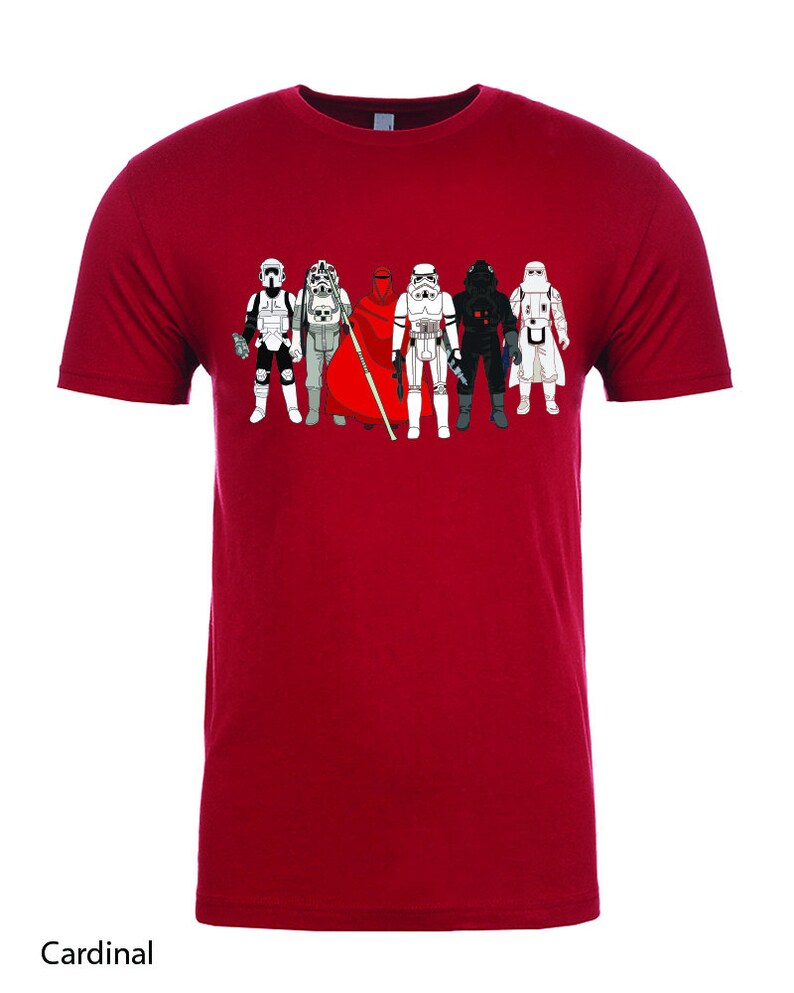 Puede incluir: Una camiseta roja con un gr&aacute;fico de siete stormtroopers de Star Wars en l&iacute;nea. Los stormtroopers llevan diferentes armaduras y cascos.