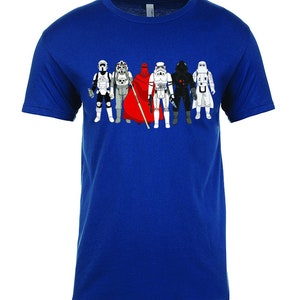 Puede incluir: Una camiseta azul con un gr&aacute;fico de seis personajes de Star Wars, incluyendo Darth Vader, un Stormtrooper y un soldado rebelde.