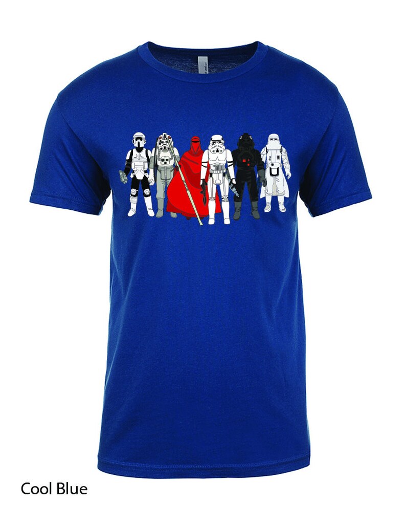 Puede incluir: Una camiseta azul con un gr&aacute;fico de seis personajes de Star Wars, incluyendo Darth Vader, un Stormtrooper y un soldado rebelde.