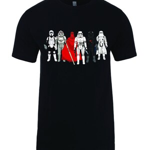 Puede incluir: Camiseta negra con un gr&aacute;fico de personajes de Star Wars, incluyendo Darth Vader, Stormtroopers y Boba Fett.
