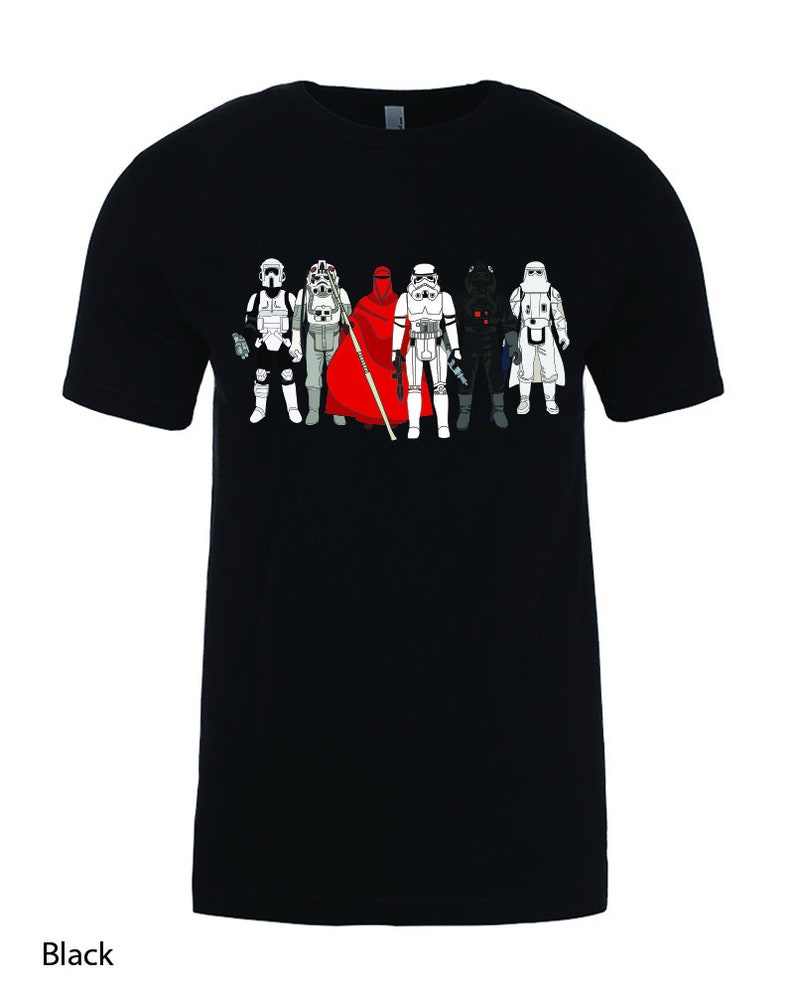 Puede incluir: Camiseta negra con un gr&aacute;fico de personajes de Star Wars, incluyendo Darth Vader, Stormtroopers y Boba Fett.