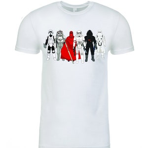 Puede incluir: Camiseta blanca con un gr&aacute;fico de personajes de Star Wars, incluyendo Darth Vader, un Stormtrooper y una figura con una t&uacute;nica roja.