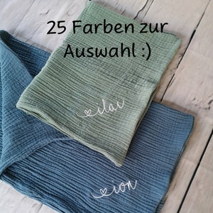 Könnte beinhalten: Zwei Stoffquadrate, eines grün und eines blau, mit den Worten "ilai" und "ion" bestickt. Der Text "25 Farben zur Auswahl :)" steht über den Quadraten.