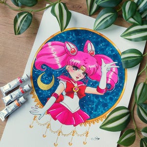 Könnte beinhalten: Aquarellillustration einer Figur mit rosa Haaren, die eine rot-weiße Matrosenuniform trägt, vor einem blauen Sternenhintergrund. Das Kunstwerk zeigt einen goldenen Halbmond und dekorative goldene Akzente. Drei Tuben Aquarellfarbe sind sichtbar.