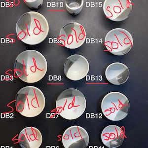 Puede incluir: Una colección de 15 pequeños cuencos de cerámica, algunos con esmalte blanco y negro, otros con un solo color de esmalte. Los cuencos están dispuestos en filas y etiquetados con números. El texto "only 3 left" está escrito en la parte superior de la imagen.