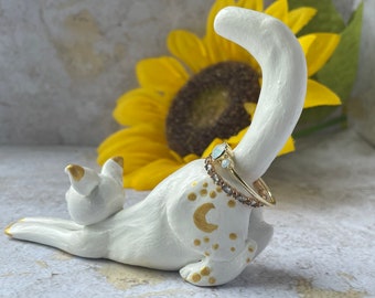 Ring holder cat tail cat stretching