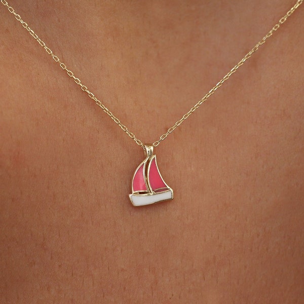 Collier voilier en or, pendentif voilier émaillé rose, bijoux thème nautique, superposition d'or délicats, thème marin, cadeau pour elle