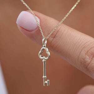 14K Solid Gold Key Necklace, Heart Key Pendant, Protection Jewelry, Gold Lucky Necklace, Minimalistyczna biżuteria, Thin Mini Key Charm