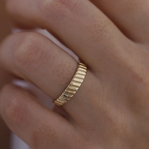 Solid Gold Serrated Ring, 4mm Wedding Band, Solid 14K Gold, Lined Ring, Handmade, Unisex Ring, Dome Ring, Gold Stacking Ring, Minimal