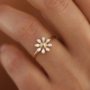 14K Gold Flower Ring, Gold Ring, Minimalist, Daisy Charm, Gift for Her, Mother&#39;s Day, Dainty Stacking Ring, Anniversary, Christmas Present