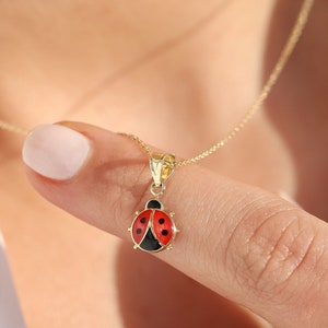 Collar con colgante de mariquita de oro y esmalte rojo, delicado collar de capas en oro de 14 k, joyería minimalista para uso diario, amuleto de la suerte.