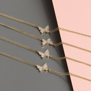 Pulseira delicada de borboleta dourada, pulseira de borboleta de ouro 14K e esmalte branco, joias minimalistas, pulseira empilhável, presente para ela