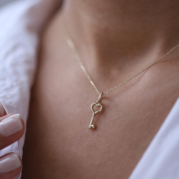 14K Gold Herz Schlüssel Halskette, Offener Herz Anhänger, 14K Gold Layering Kette, minimalistischer Schmuck, Geschenk für Sie, Liebe, Jubiläumsgeschenk