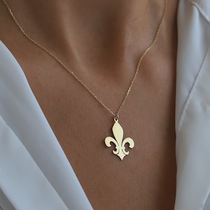 Colgante de flor de lis en oro de 14 quilates, flor de lis, flor de lis, regalo para ella, joyería para el día a día, lirio con bandera y espada, delicado collar de oro.