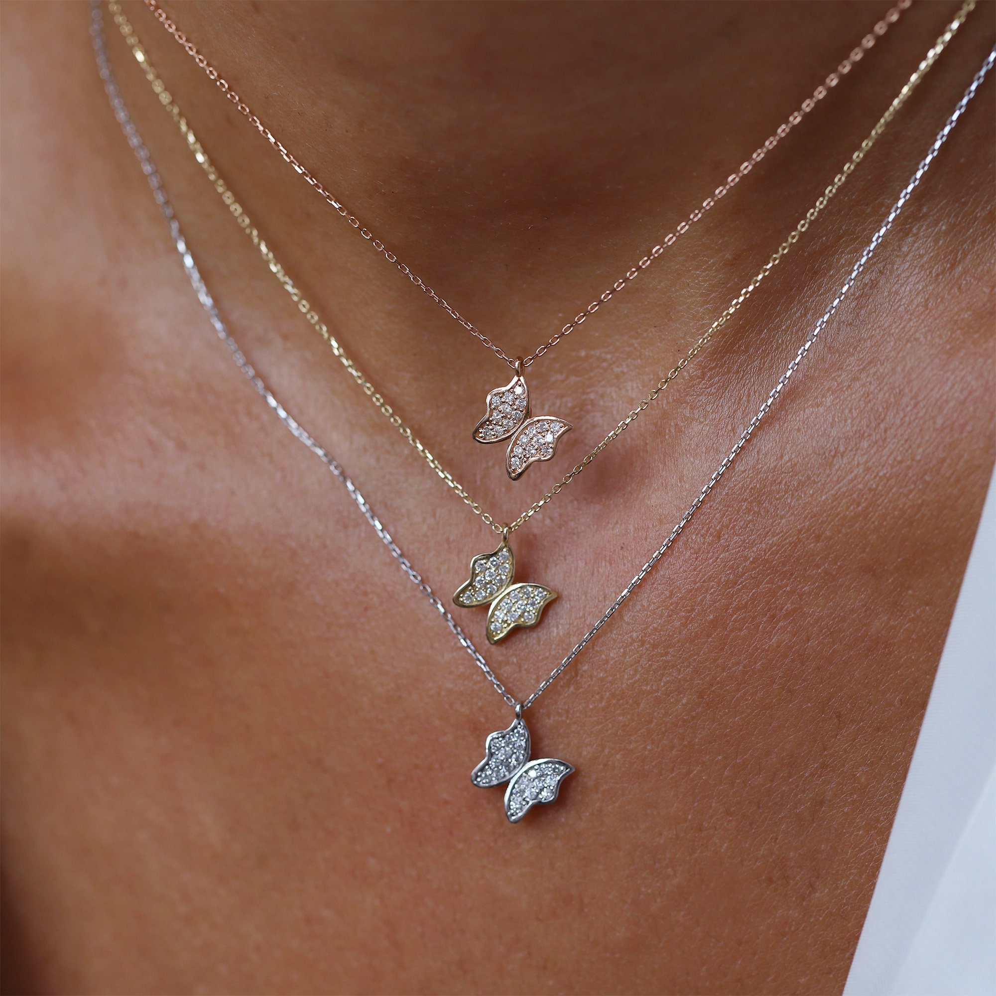 Collana personalizzata con piccola farfalla in oro o argento • Gioielli a tema animale - Italia
