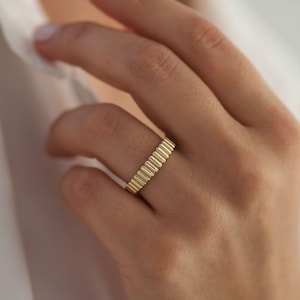 Nuevo anillo de cúpula, alianza de oro, oro real de 14 quilates, geométrico, hecho a mano, anillo unisex, diseño de grosgrain, icónico, anillo de apilamiento de oro, mínimo