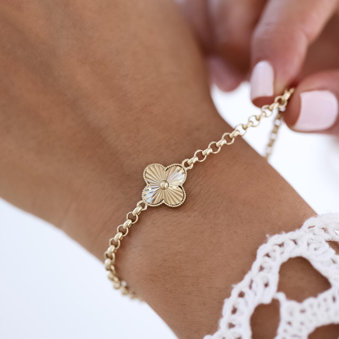 Linked Clover Bracelet main image 1