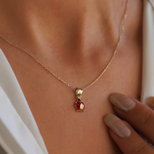Collar con colgante de mariquita de oro, delicado collar de capas de oro de 14k, joyería minimalista para uso diario, amuleto de la suerte.