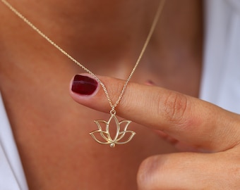 Halsband med lotusblomma i 14 karat guld, elegant hänge, handgjort