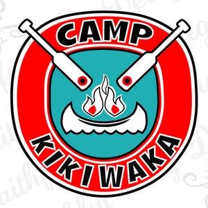 以下が含まれることがあります： 赤とターコイズの背景に黒い文字で「CAMP KIKIWA」と書かれた円形エンブレム。デザインには、2つの白いオール、カヌー、キャンプファイヤーのイラストが含まれています。全体的なテーマは、キャンプとアウトドア活動です。