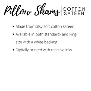 Puede incluir: Fondo blanco con las palabras "Pillow Shams" en una fuente elegante. El texto a continuaci&oacute;n indica que las fundas de almohada est&aacute;n hechas de sat&eacute;n de algod&oacute;n, disponibles en tama&ntilde;os est&aacute;ndar y king, e impresas digitalmente con tintas reactivas.