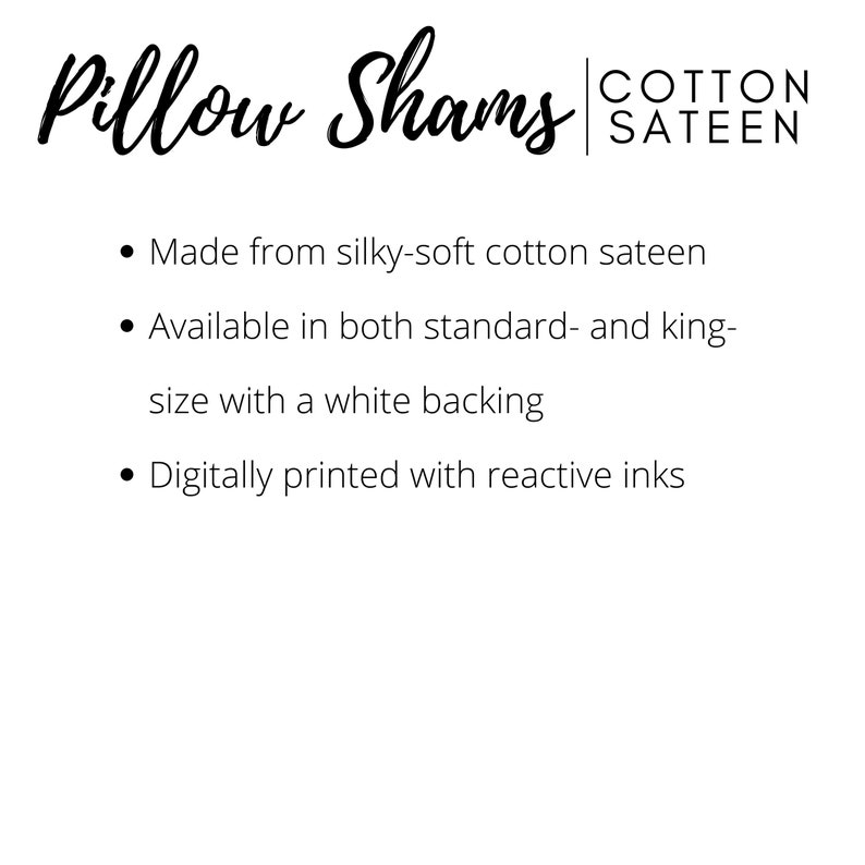 Puede incluir: Fondo blanco con las palabras "Pillow Shams" en una fuente elegante. El texto a continuaci&oacute;n indica que las fundas de almohada est&aacute;n hechas de sat&eacute;n de algod&oacute;n, disponibles en tama&ntilde;os est&aacute;ndar y king, e impresas digitalmente con tintas reactivas.