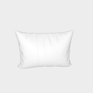 Puede incluir: Una almohada rectangular blanca con una costura vertical en el centro. La almohada est&aacute; hecha de una tela suave y lisa. Est&aacute; dise&ntilde;ada para la comodidad y el soporte. La almohada es de color neutro y puede complementar cualquier decoraci&oacute;n de dormitorio.