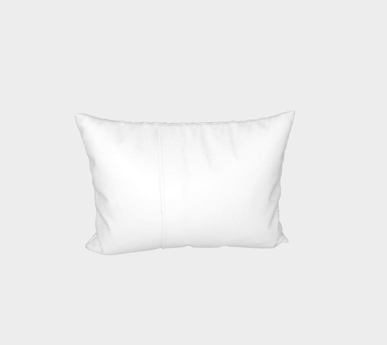 Puede incluir: Una almohada rectangular blanca con una costura vertical en el centro. La almohada est&aacute; hecha de una tela suave y lisa. Est&aacute; dise&ntilde;ada para la comodidad y el soporte. La almohada es de color neutro y puede complementar cualquier decoraci&oacute;n de dormitorio.