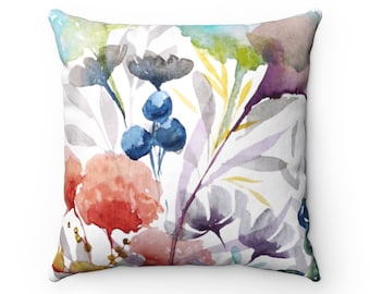 Puede incluir: Una funda de cojín floral de acuarela con fondo blanco y flores, hojas y bayas de colores. Las flores son en tonos de rosa, rojo y morado. Las hojas son en tonos de verde, amarillo y gris. Las bayas son azules.