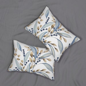 Peut inclure: Deux taies d'oreiller blanches avec un motif floral aquarelle bleu et brun. Le motif représente des feuilles et des baies.