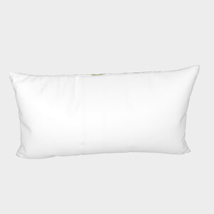 Puede incluir: Una almohada rectangular blanca con una costura en el centro. La almohada es de color blanco liso y parece estar hecha de un material suave. La almohada est&aacute; dise&ntilde;ada para uso decorativo o funcional.