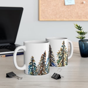 tasse foncée de chants de Noël à feuilles persistantes | Tasse en céramique blanche de 11 oz | Cadeaux de tasse de café | Impression de pins pour les vacances d'hiver | Marron Vert Bleu Blanc