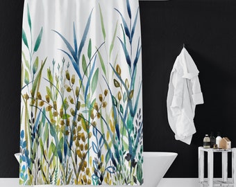Puede incluir: Una cortina de ducha blanca con un diseño de acuarela de follaje azul, verde y amarillo. La cortina está colgada de una barra de ducha plateada.