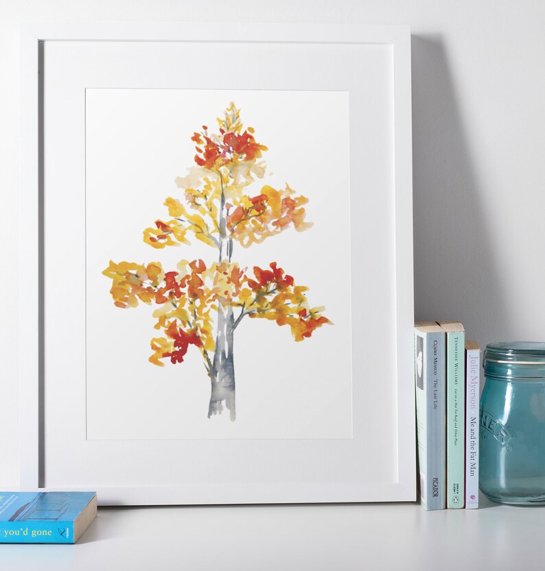 Op de afbeelding: Een aquarel van een boom met gele, oranje en rode bladeren. De boom is in een minimalistische stijl geschilderd op een witte achtergrond.