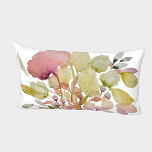 Puede incluir: Coj&iacute;n rectangular decorativo con un dise&ntilde;o floral en acuarela. El coj&iacute;n presenta un ramo de hojas y flores rosas, amarillas y verdes sobre un fondo blanco. El dise&ntilde;o es suave y art&iacute;stico.