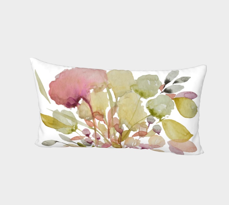 Puede incluir: Coj&iacute;n rectangular decorativo con un dise&ntilde;o floral en acuarela. El coj&iacute;n presenta un ramo de hojas y flores rosas, amarillas y verdes sobre un fondo blanco. El dise&ntilde;o es suave y art&iacute;stico.
