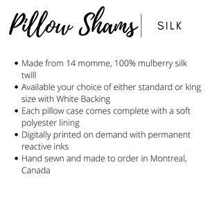 Puede incluir: Anuncio de "Pillow Shams" de sarga de seda 100% morera, con texto blanco sobre fondo blanco. El texto tambi&eacute;n menciona un forro de poli&eacute;ster suave, impresi&oacute;n digital y confecci&oacute;n cosida a mano en Montreal, Canad&aacute;.