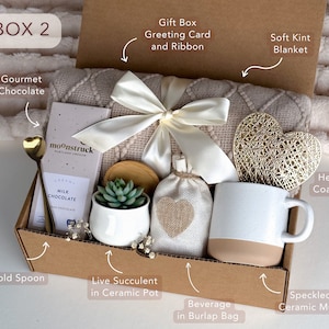 Peut inclure: Une bo&icirc;te-cadeau remplie d'articles pour prendre soin de soi et se d&eacute;tendre. La bo&icirc;te comprend une couverture douce, une tasse, un dessous-de-verre en forme de c&oelig;ur, une plante succulente dans un pot en c&eacute;ramique, une barre de chocolat gourmet, une cuill&egrave;re en or et un sac en toile de jute.