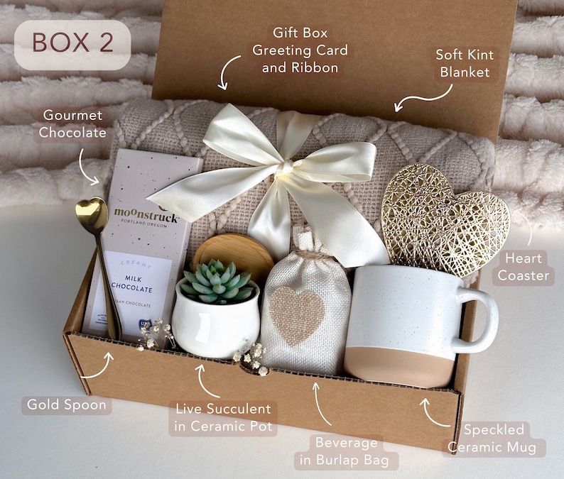 Peut inclure: Une bo&icirc;te-cadeau remplie d'articles pour prendre soin de soi et se d&eacute;tendre. La bo&icirc;te comprend une couverture douce, une tasse, un dessous-de-verre en forme de c&oelig;ur, une plante succulente dans un pot en c&eacute;ramique, une barre de chocolat gourmet, une cuill&egrave;re en or et un sac en toile de jute.