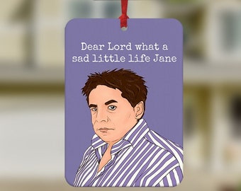Puede incluir: Un ambientador de coche morado con una imagen de dibujos animados de un hombre y el texto "Dear Lord what a sad little life Jane".
