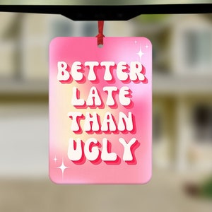 Besser spät als hässlicher Auto-Lufterfrischer, lustiger Auto-Lufterfrischer, niedliches Autozubehör, lustiges meme Geschenk, lustiges Autogeschenk, Geschenke für sie