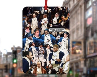 Könnte beinhalten: Ein bunter Auto-Lufterfrischer mit einer Collage von Schauspielern aus dem Musical Hamilton. Der Lufterfrischer hat einen weißen Hintergrund mit dem Text "Let's raise a couple more to the revolution" und "Sorry, I'm Done".