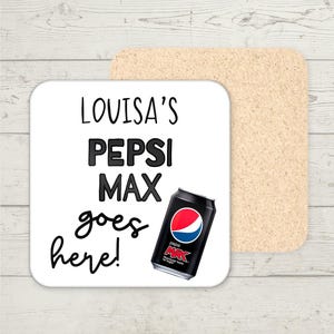 Könnte beinhalten: Weißer quadratischer Untersetzer mit schwarzem Text, der "Louisa's Pepsi Max goes here!" lautet, und einer schwarzen und roten Pepsi Max-Dose.