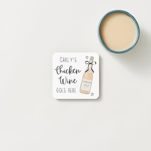 Op de afbeelding: Witte keramische mok met een zwart oor en de tekst "But First, Coffee" in zwarte letters. De mok staat tegen een vage achtergrond, wat duidt op een gezellige omgeving.