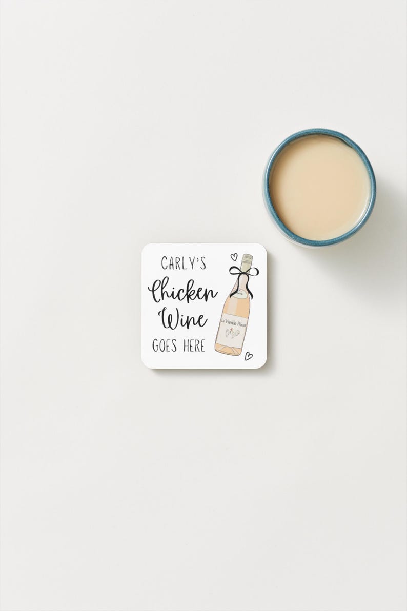 Op de afbeelding: Witte keramische mok met een zwart oor en de tekst "But First, Coffee" in zwarte letters. De mok staat tegen een vage achtergrond, wat duidt op een gezellige omgeving.